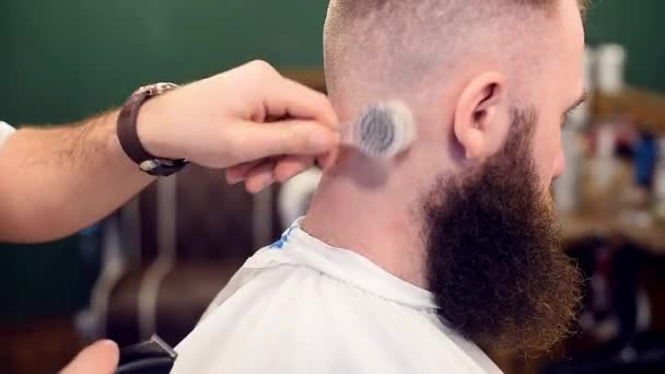 Bijgesneden Weergave Van Mannelijke Barber Handen Verwijderen Van Haren Met — Stockvideo