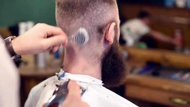 Professionele Kapper Snijden Haar Met Hair Clipper Schudden Van Haar — Stockvideo