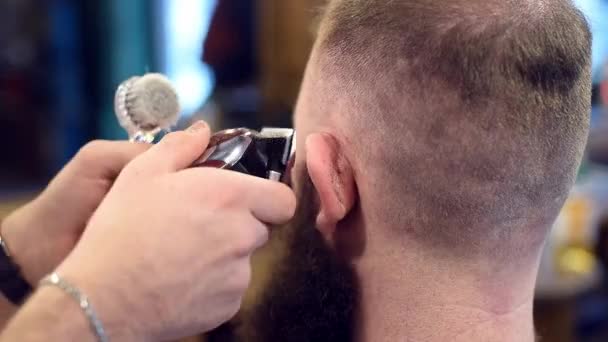 Nahaufnahme Einer Arbeitenden Haarschneidemaschine Abgeschnittenen Händen Bei Der Männlichen Frisur — Stockvideo