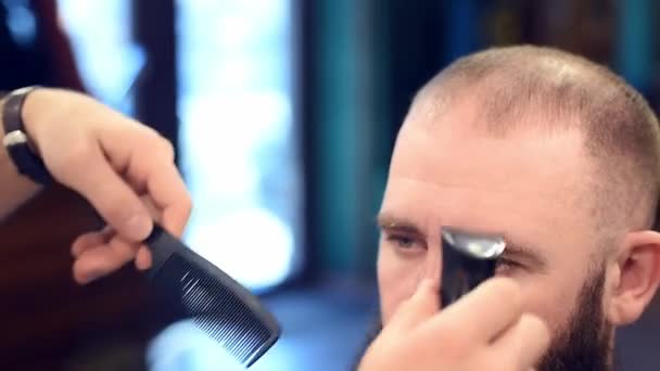 Barber Hands Doen Kammen Snijden Voor Het Uitlijnen Van Lengte — Stockvideo