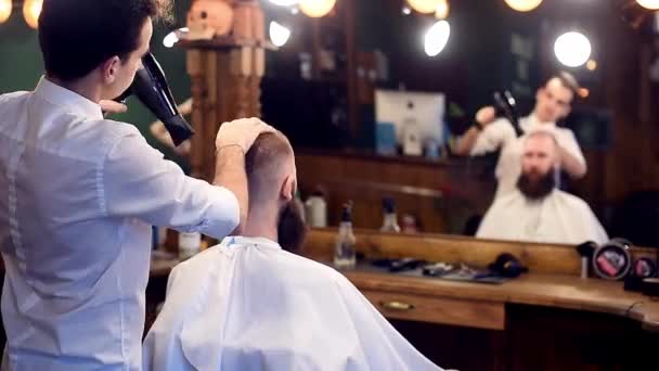 Peinado Masculino Cabello Seco Después Del Corte Pelo Salón Moderno — Vídeos de Stock