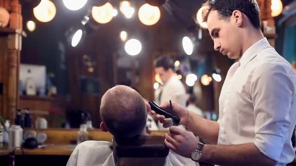Barbiere Magistrale Che Lavora Con Rasoio Elettrico Pettine Mano Una — Video Stock