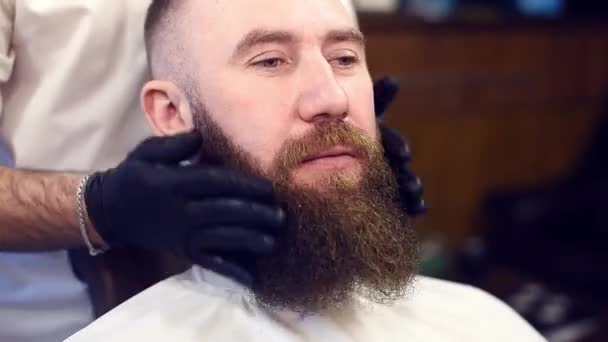 Close Vista Cliente Feliz Recebendo Novo Estilo Barba — Vídeo de Stock