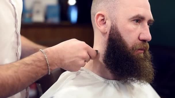 理发师手剃脖子与电动剃须机黑发胡须胡子客户 — 图库视频影像