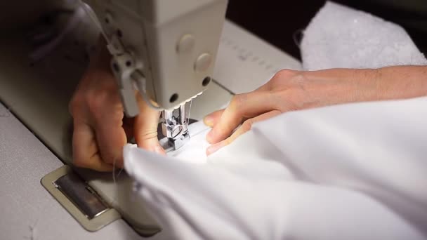 Tailor Hands Trek Wit Textiel Onder Naaivoet Van Naaimachine — Stockvideo