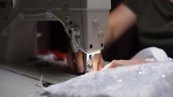 Schneiderhände Ziehen Weißes Textil Unter Nähmaschinenfuß — Stockvideo