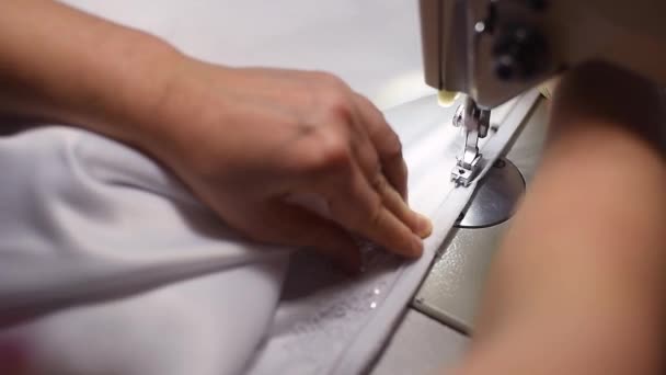 Schneiderhände Ziehen Weißes Textil Unter Nähmaschinenfuß — Stockvideo