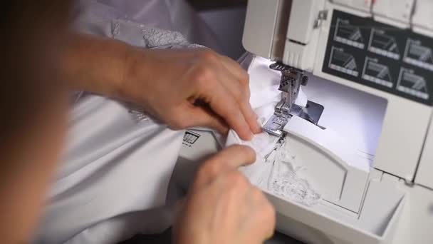 Tailor Hands Trek Wit Textiel Onder Naaivoet Van Naaimachine — Stockvideo