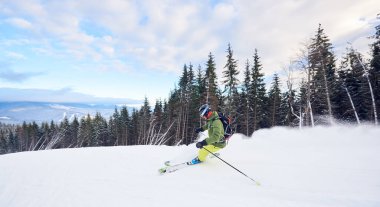Tatil zamanı kayak yapan kayakçı.
