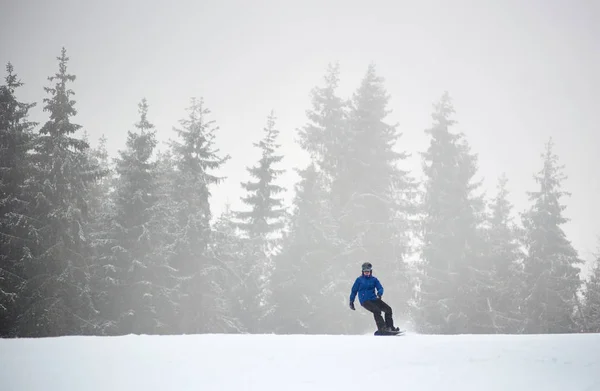 Jonge Vrouwelijke Snowboarder Glijden Vlakke Besneeuwde Weg — Stockfoto