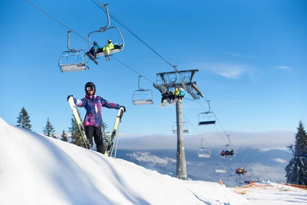 Mulher Esquiador Sorrindo Encosta Montanha Perto Talha Elevação Esqui — Fotografia de Stock