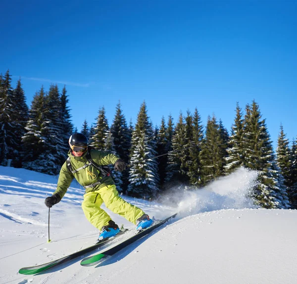 Männliches Skitraining Und Spaß Sonnigen Wintertag — Stockfoto