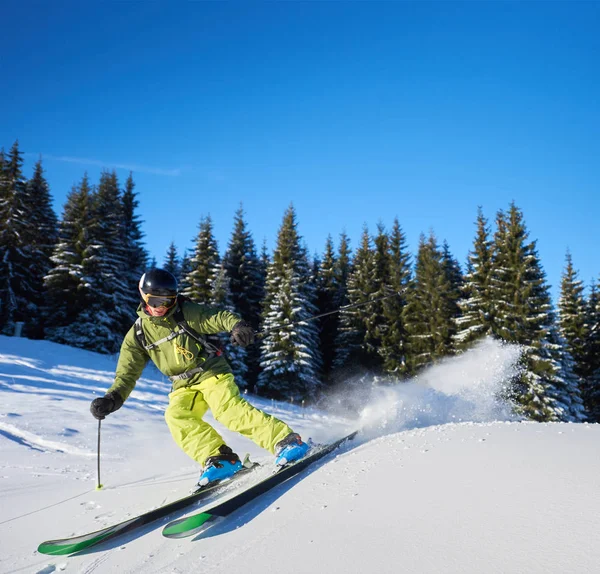 Allenamento Sciatore Maschile Divertimento Nella Soleggiata Giornata Invernale — Foto Stock