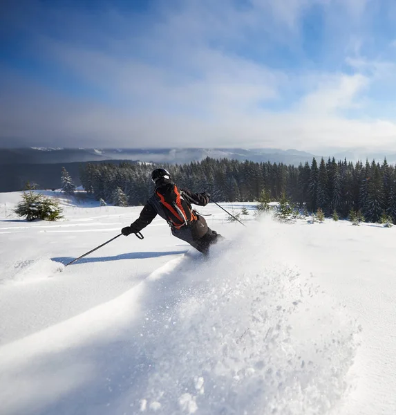 Vista Posterior Mochilero Esquiador Masculino Inmerso Polvo Nieve Blanca —  Fotos de Stock