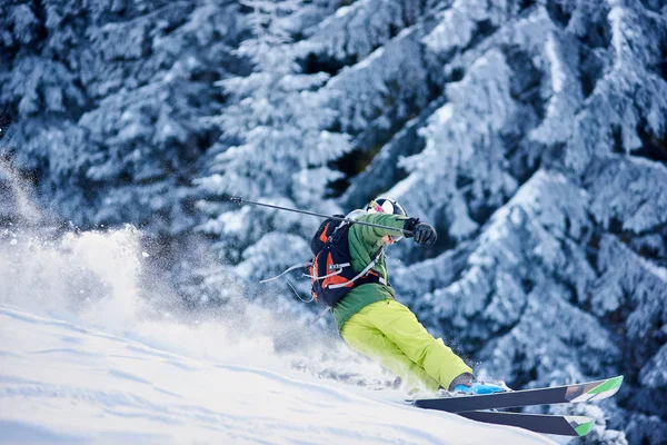 Esquiador Con Mochila Haciendo Freeride Descenso Pendiente Cubierta Nieve Nieve —  Fotos de Stock