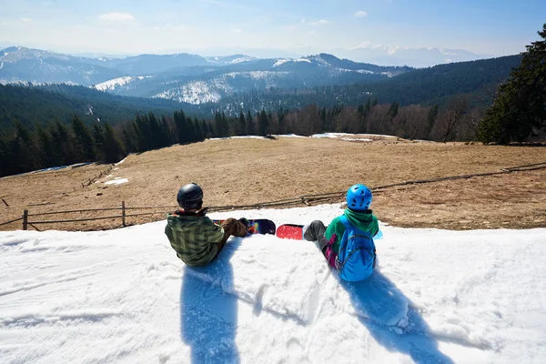 Bovenaanzicht Van Twee Snowboarders Rustend Zittend Besneeuwde Top Genietend Van — Stockfoto