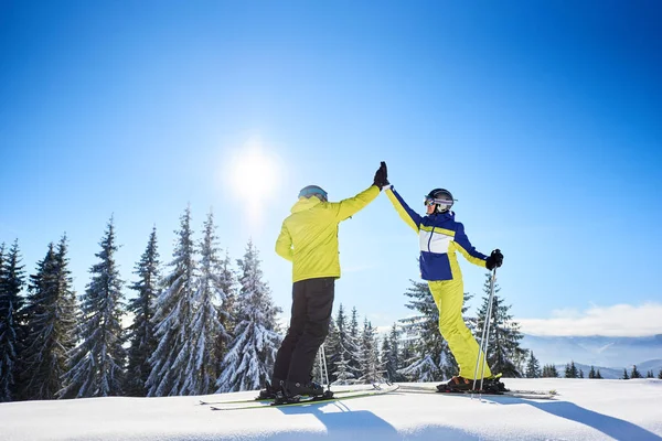 Paar High Five Aan Elkaar Onder Zonnige Blauwe Hemel Hoog — Stockfoto