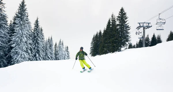 Лыжник Лыжном Склоне Время Отпуска — стоковое фото
