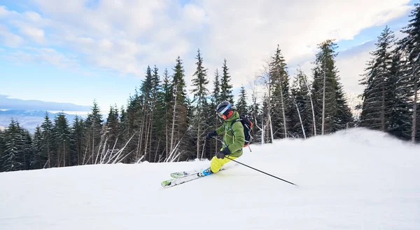 Skier Man Backcountry Σκι Στην Πλαγιά Του Σκι Κατά Διάρκεια — Φωτογραφία Αρχείου