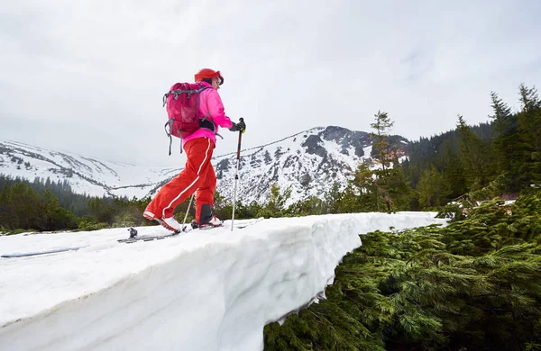 Back View Woman Piste Skier Walking Ski Snowy Ridge Backpack — ストック写真