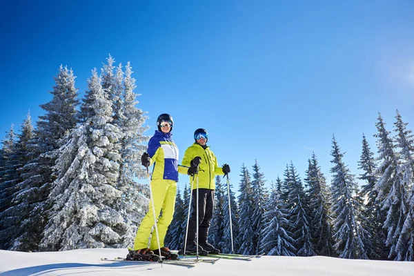 Счастливая Пара Лыжников Позирует Перед Спуском Лыжах Высокой Горы — стоковое фото