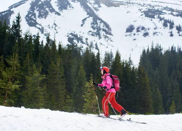 General Side View Young Female Backpacker Skier Pink Suit Ski — ストック写真