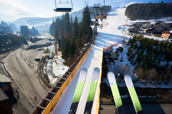 Skier Hintergrund Fahrender Seilbahnen Mit Menschen Hüttendächern Fichten Und Straße — Stockfoto