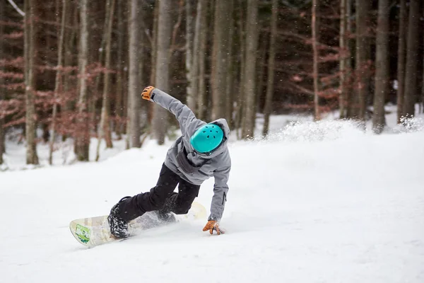 Snowboarder Maschile Casco Blu Scorrevole Strada Pianeggiante Innevata Facendo Tecnica — Foto Stock