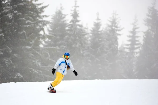 Bukovel Ucrania Diciembre 2018 Hombre Snowboarder Máscara Esquí Traje Esquí — Foto de Stock