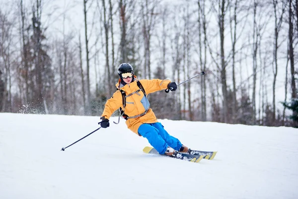 Вид Спереди Молодого Человека Катающегося Лыжах Заснеженной Дороге Поворачивающего Другую — стоковое фото