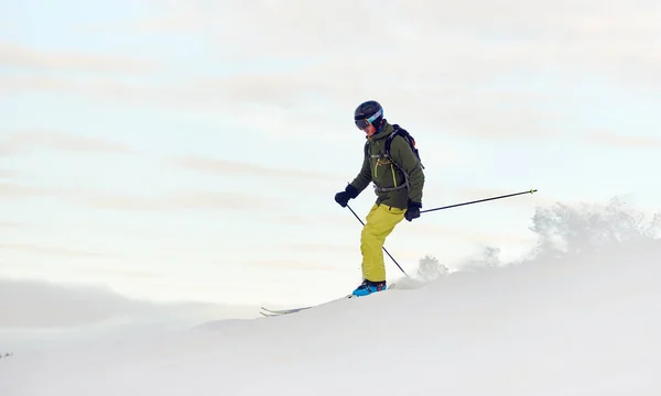 精湛的滑雪者 背包从高斜坡上飞驰而下 — 图库照片