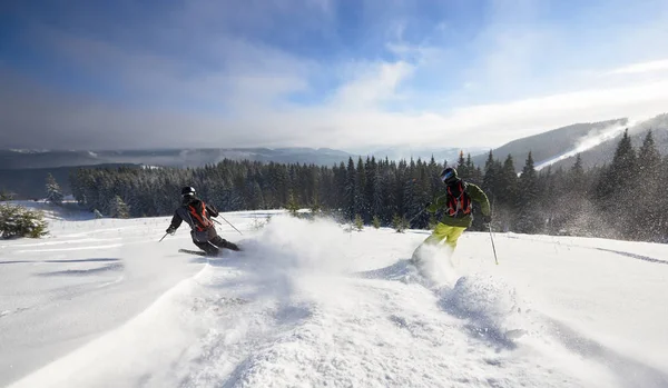 男子滑雪者在开阔开阔的森林山坡上滑雪和快速滑行时制作厚厚的雪粉的倒影 — 图库照片