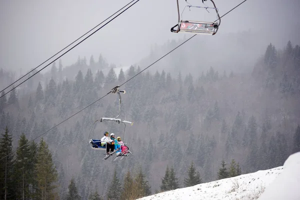 Bukovel Ουκρανία Δεκέμβριος 2018 Σκιέρ Και Snowboarders Κάθεται Μεταφέρουν Ψηλά — Φωτογραφία Αρχείου