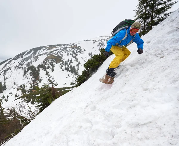 Άνθρωπος Snowboarder Γυαλιά Κατά Διάρκεια Freeride Κάθοδο Χρησιμοποιώντας Την Τεχνική — Φωτογραφία Αρχείου