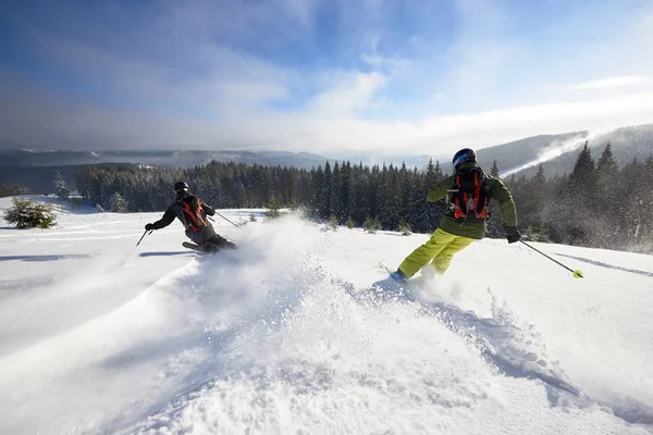 Rückansicht Aggressiver Männlicher Skifahrer Die Beim Skifahren Tiefschnee Pudern Und — Stockfoto