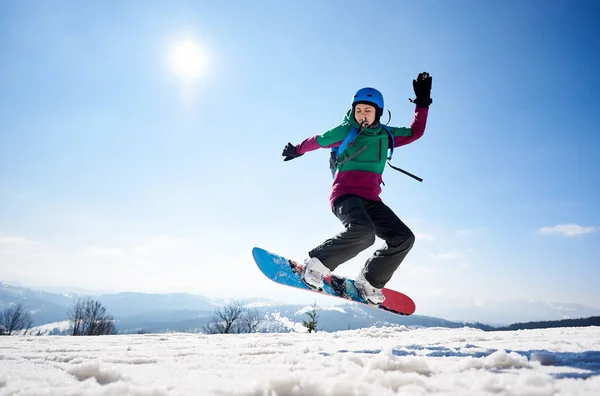 Joven Snowboarder Hembra Montando Snowboard Espacio Copia Fondo Del Cielo — Foto de Stock