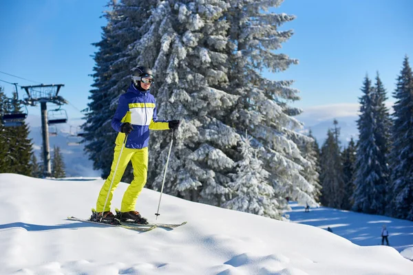 Jubelnde Frau Kommt Mit Skilift Auf Berggipfel — Stockfoto