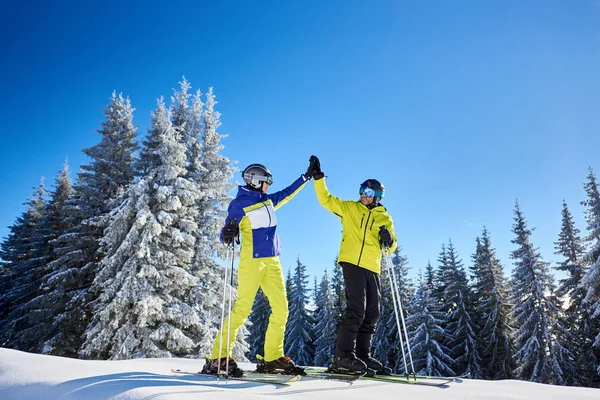 Coppia Batti Cinque Altro Sotto Sole Cielo Blu Alto Montagna — Foto Stock