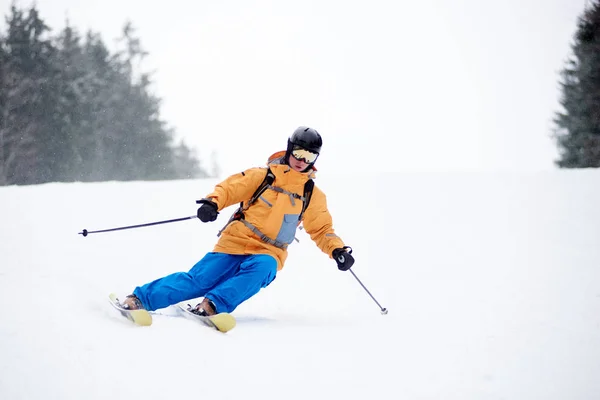 Front View Young Man Skier Making Turn Other Side Next — ストック写真