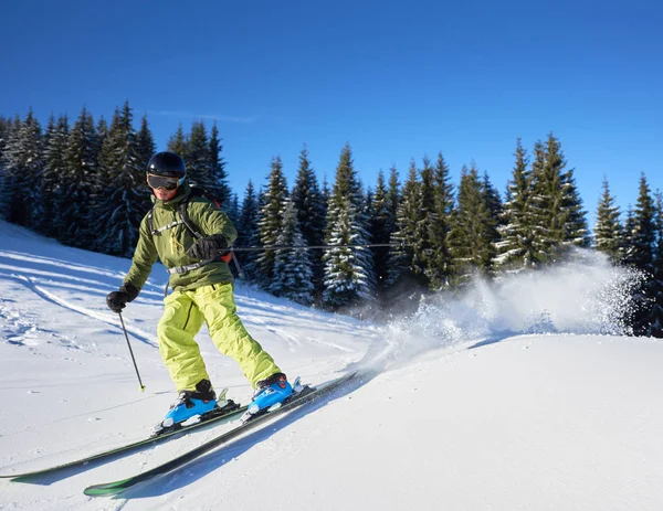 男性のスキートレーニングと晴れた冬の日に楽しみを持っています — ストック写真