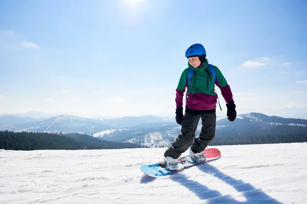 Young Female Snowboarder Riding Snowboard Copy Space Background Clear Bright — Stock Photo, Image