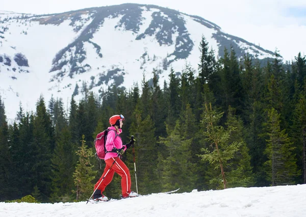 Side View Young Female Skier Pink Suit Backpack Exploring Foothills — ストック写真