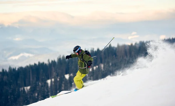 Geübter Skifahrer Rast Mit Rucksack Von Hoher Piste Hinunter — Stockfoto