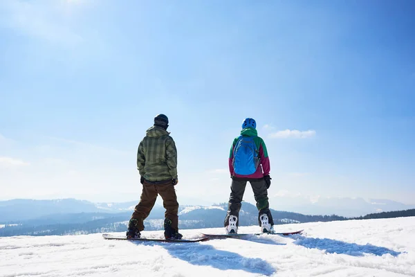 Achteraanzicht Van Twee Toeristen Snowboarders Sportieve Uitrusting Staand Snowboards Kopieerruimte — Stockfoto