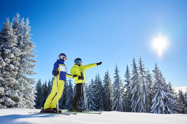 Disparo Ángulo Bajo Los Esquiadores Que Descansan Durante Esquí Clima —  Fotos de Stock