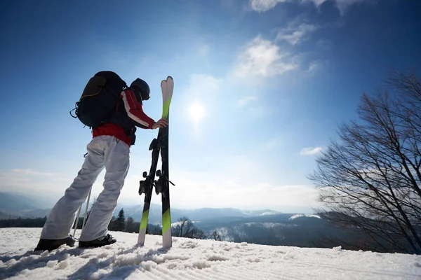 站在白雪中的滑雪者 撑杆和背包的背景图 美丽的冬季山景和蓝天复制的空间背景 — 图库照片