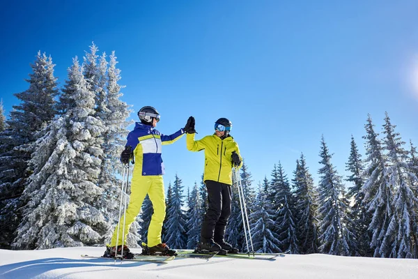 Couple Haut Cinq Les Uns Aux Autres Sous Ciel Bleu — Photo