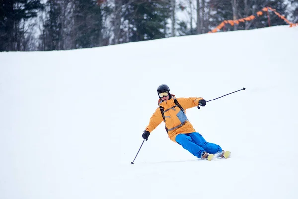 Professionell Skidåkare Koncentrerad Skidåkning Nere Brant Skidbacke — Stockfoto