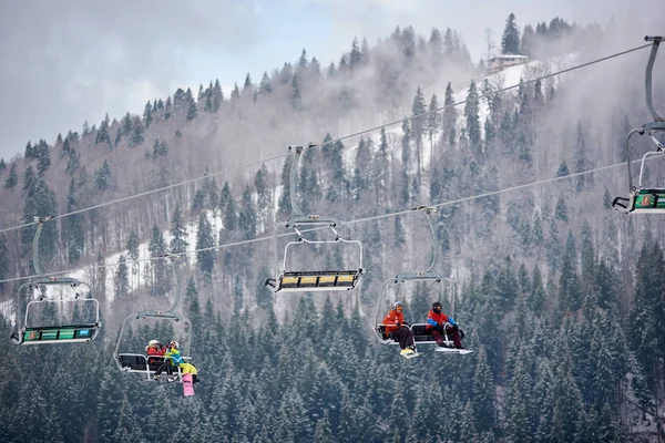 Bukovel Ukraine December 2018 Skiers Snowboarders Sitting Carrying High Cable — Stock Photo, Image