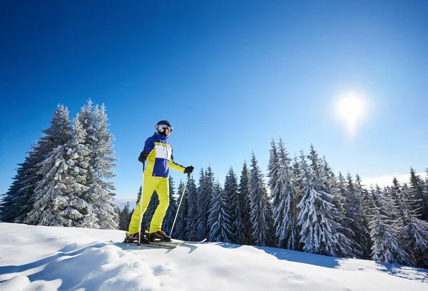 Junge Glückliche Lächelnde Frau Posiert Auf Skiern Mit Skibrille Und — Stockfoto